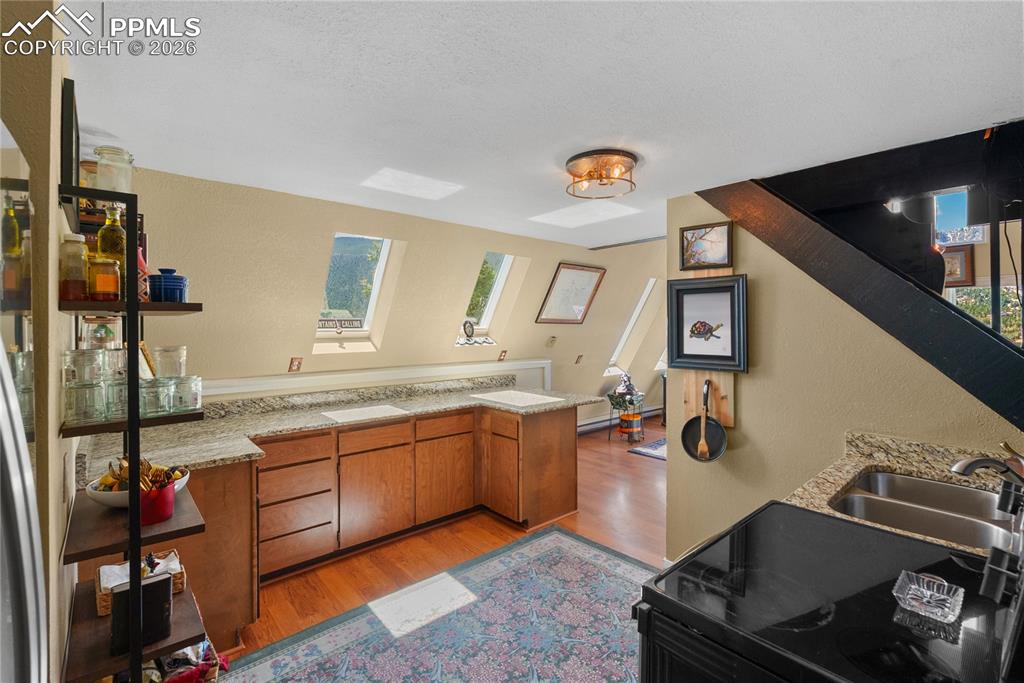 Image 10 of 32: Kitchen