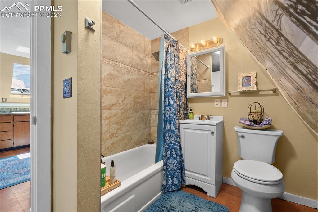 Image 11 of 32: Bathroom