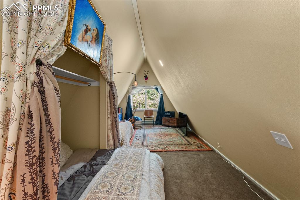 Image 16 of 32: Bedroom