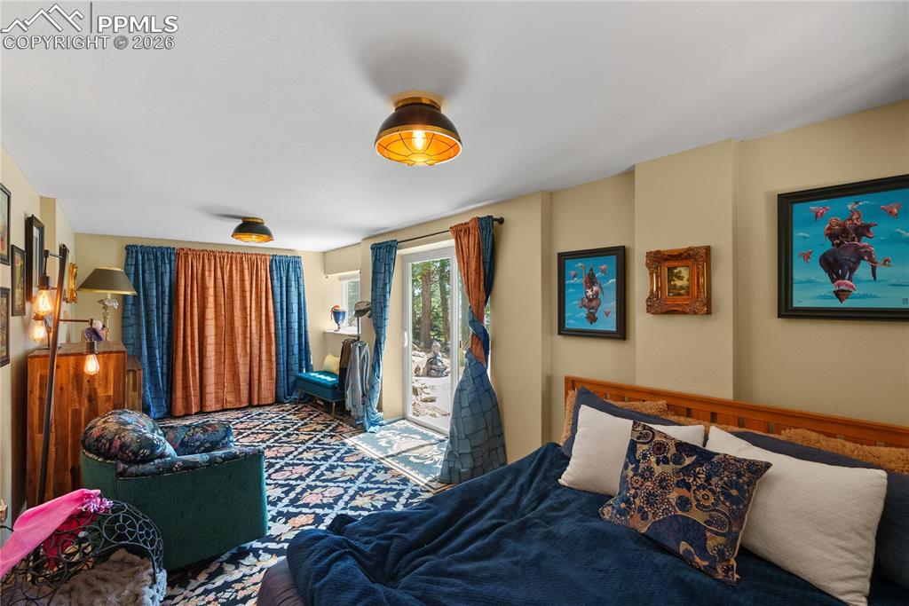 Image 18 of 32: Bedroom