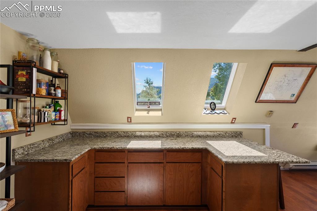Image 8 of 32: Kitchen