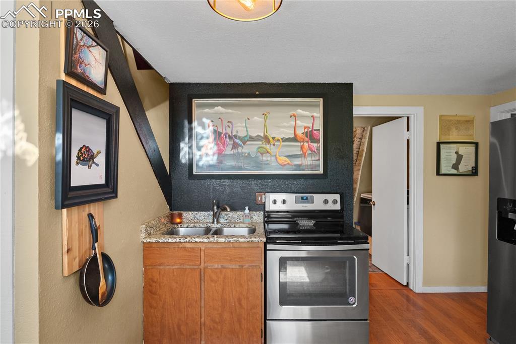 Image 9 of 32: Kitchen