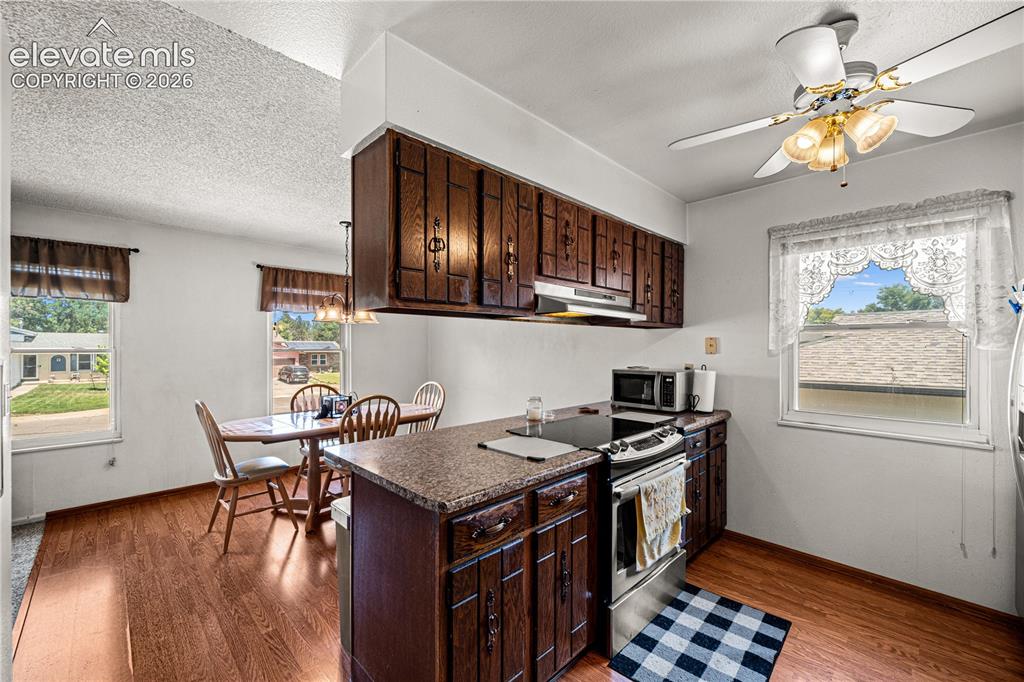 Image 10 of 28: Kitchen