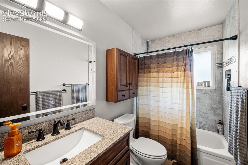 Image 14 of 28: Bathroom