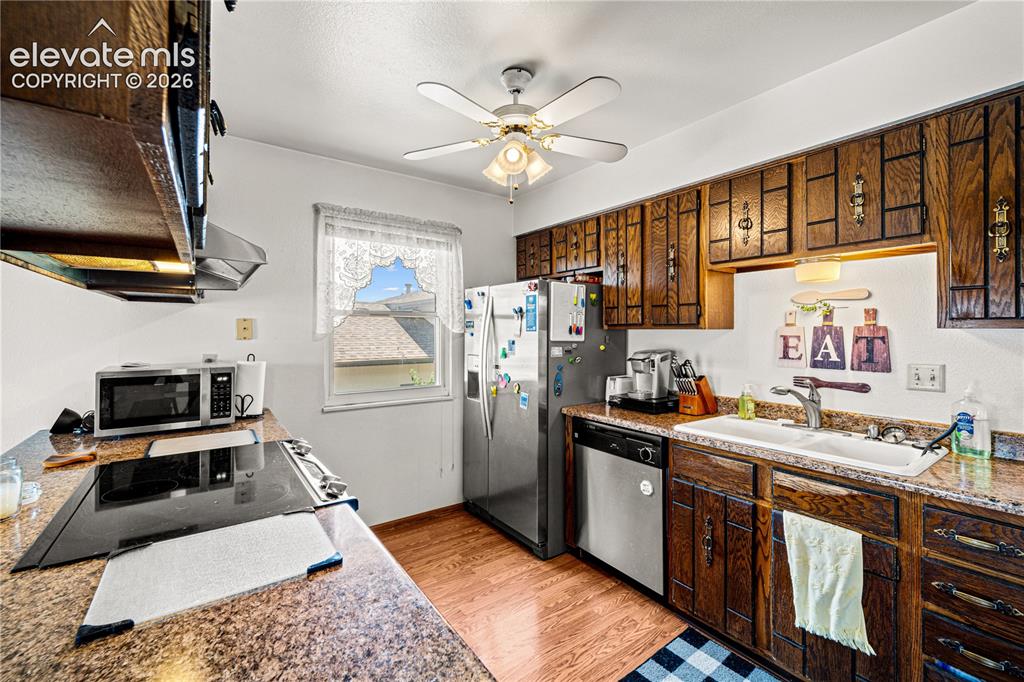 Image 8 of 28: Kitchen