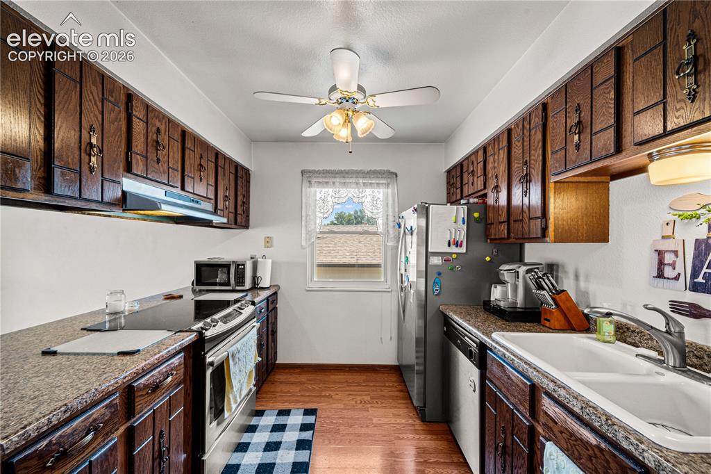 Image 9 of 28: Kitchen