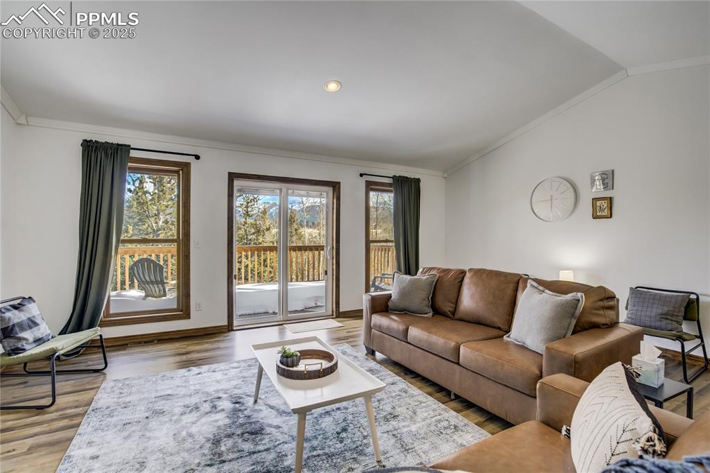 Image 9 of 50: Living room that walks out to the 20