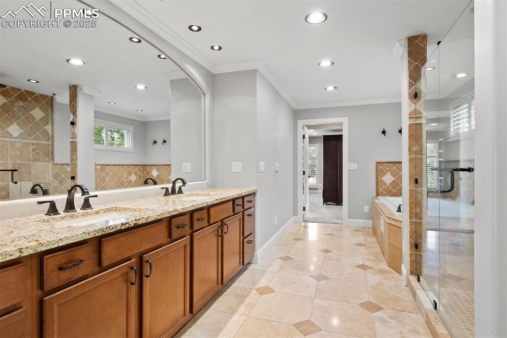 Image 14 of 49: Bathroom