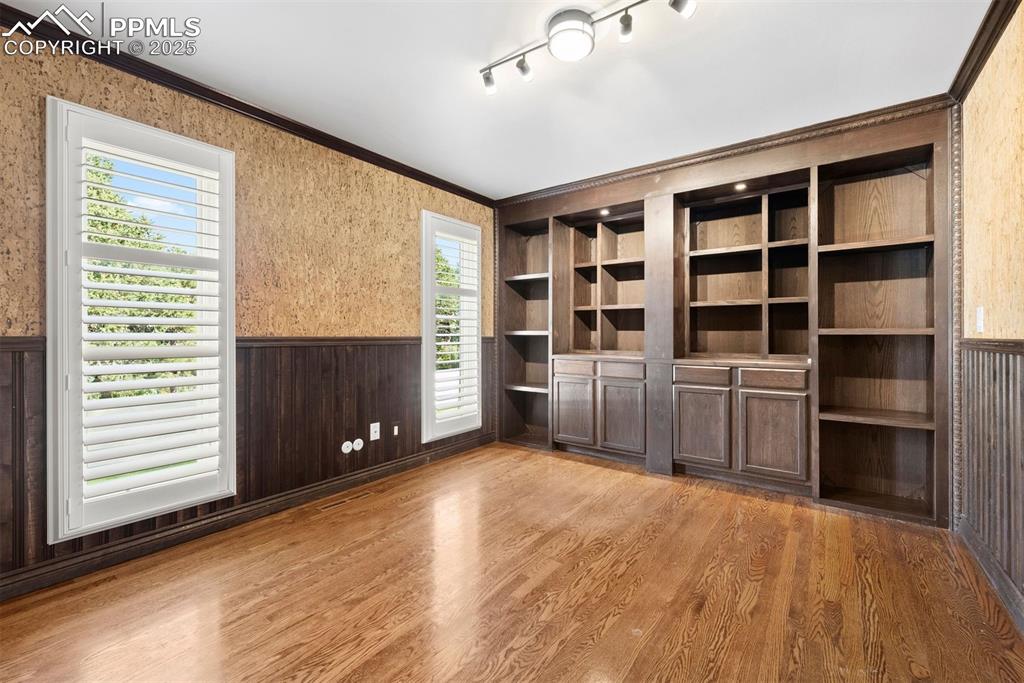 Image 20 of 49: Living Room