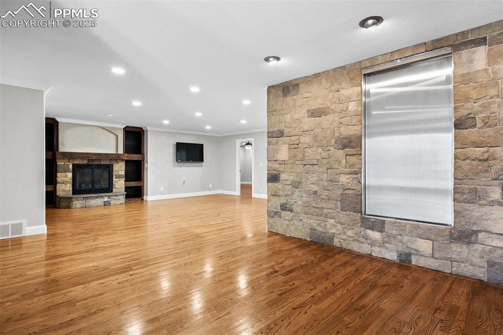 Image 22 of 49: Living Room