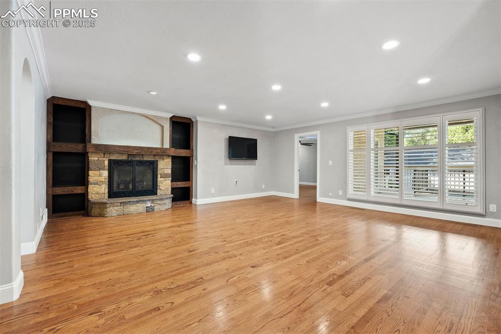 Image 23 of 49: Living Room