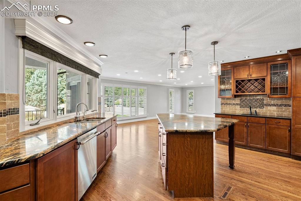 Image 25 of 49: Kitchen