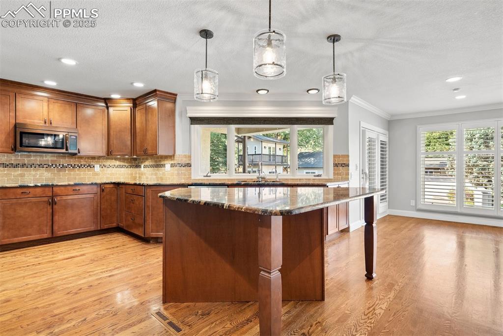 Image 26 of 49: Kitchen