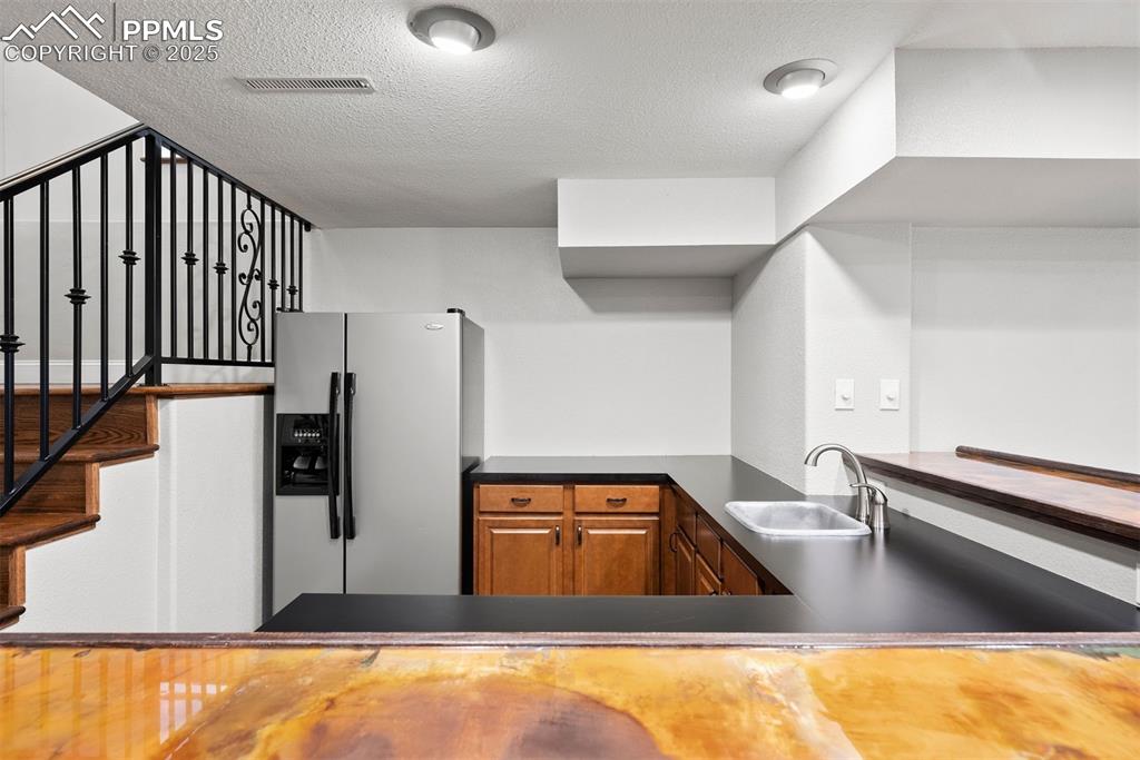 Image 32 of 49: Kitchen