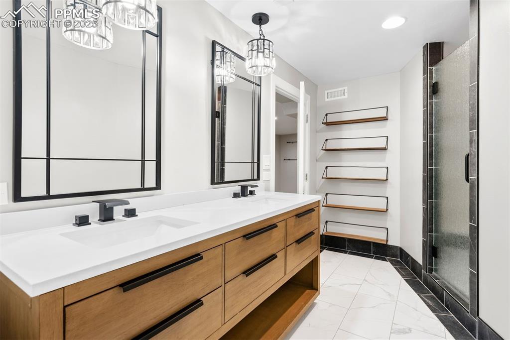 Image 36 of 49: Bathroom