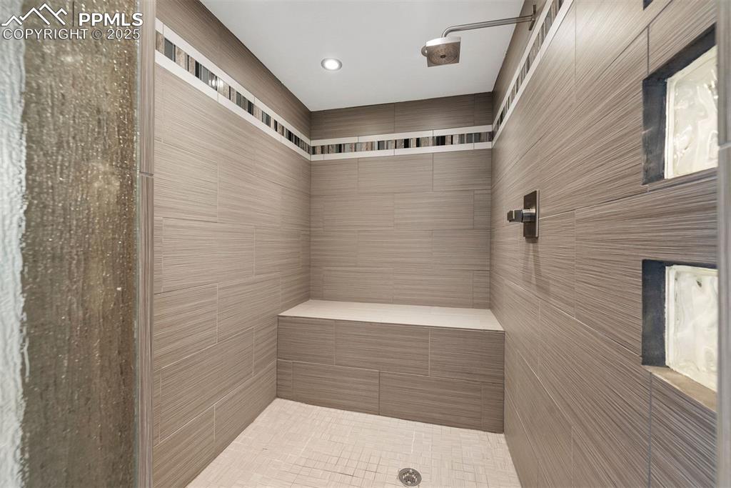 Image 37 of 49: Bathroom