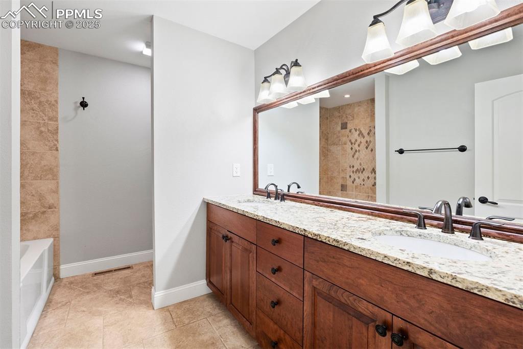 Image 38 of 49: Bathroom