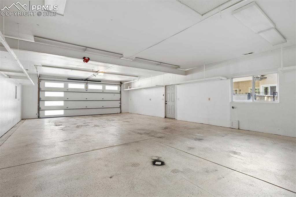 Image 4 of 49: Garage