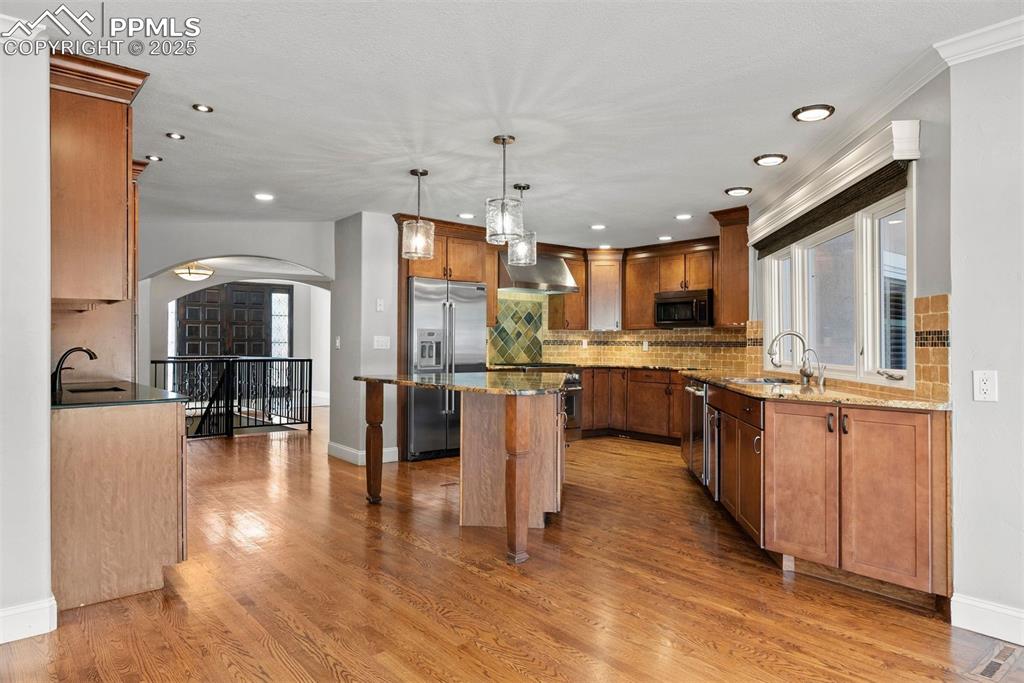 Image 9 of 49: Kitchen