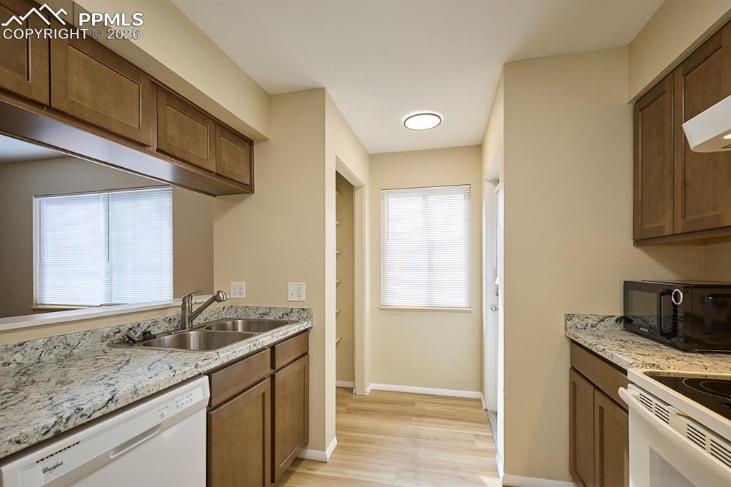 Image 4 of 28: Kitchen