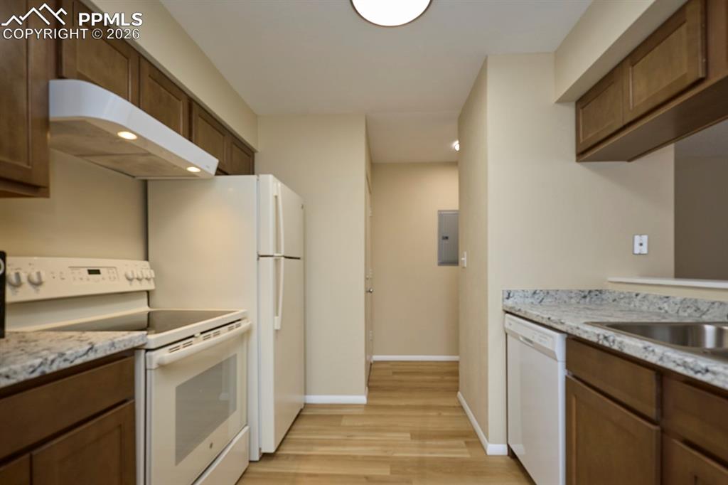 Image 5 of 28: Kitchen