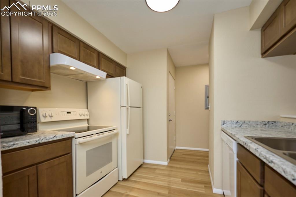 Image 6 of 28: Kitchen