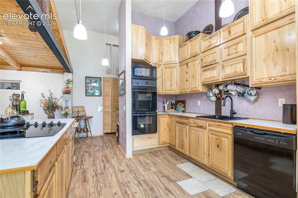 Image 10 of 47: Kitchen