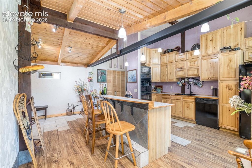 Image 14 of 47: Kitchen