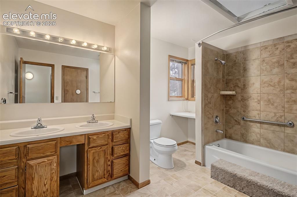 Image 19 of 29: Bathroom