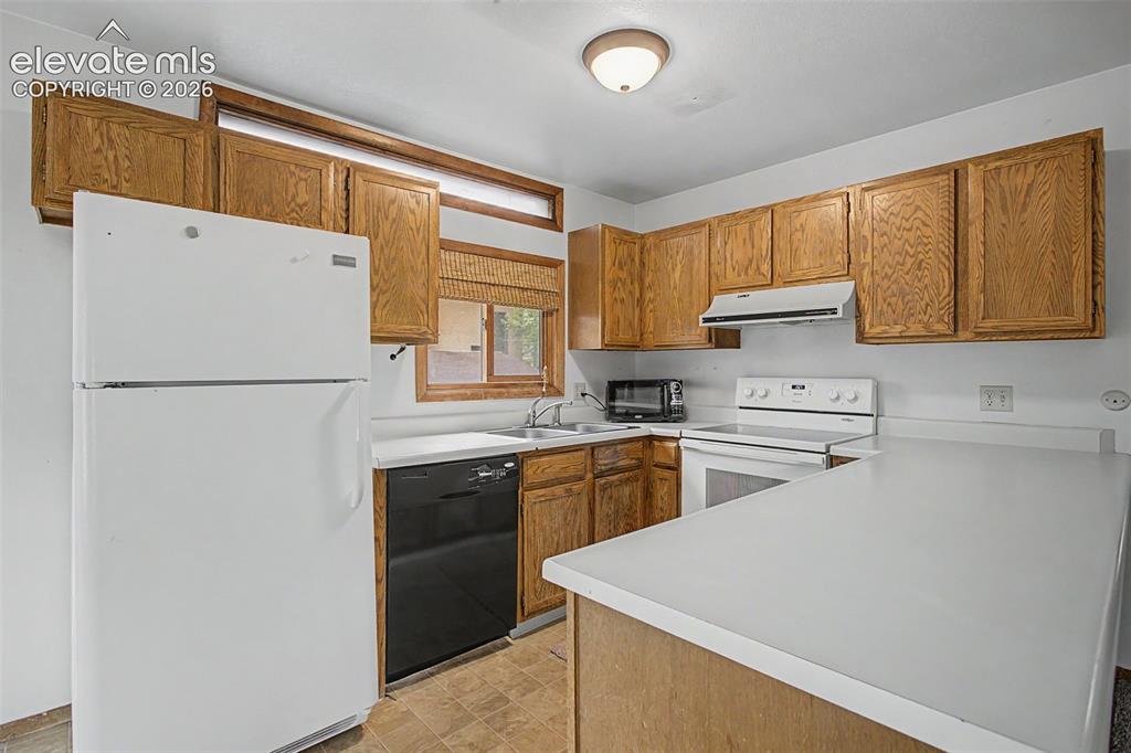 Image 7 of 29: Kitchen