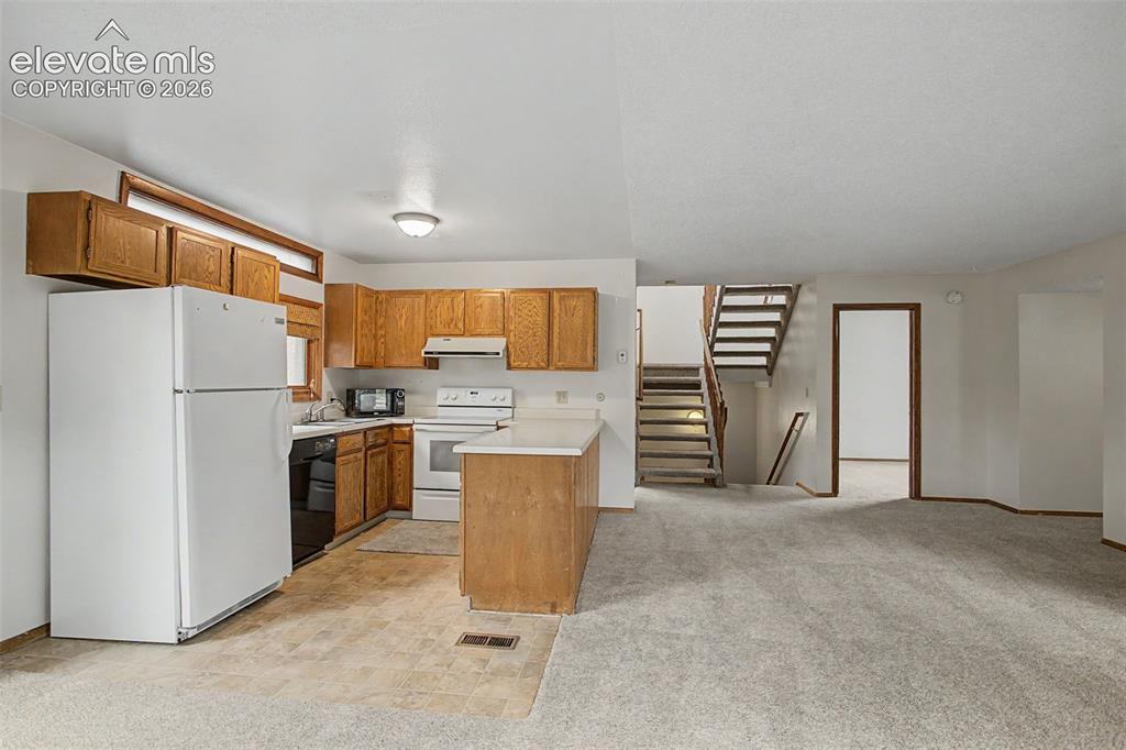 Image 9 of 29: Kitchen