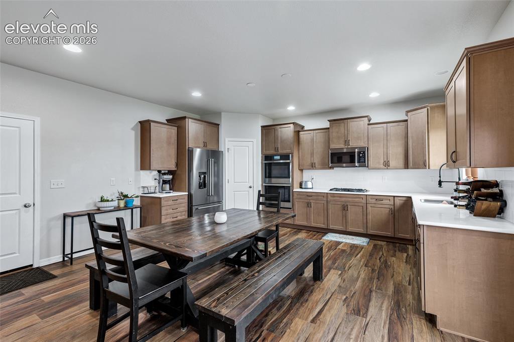 Image 10 of 38: Kitchen