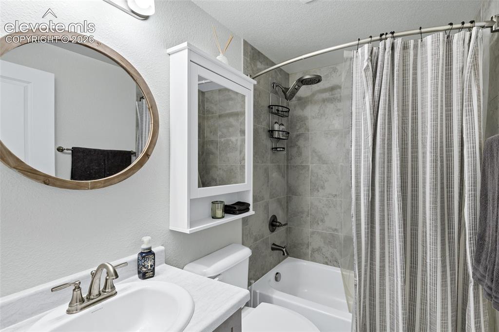 Image 15 of 38: Bathroom