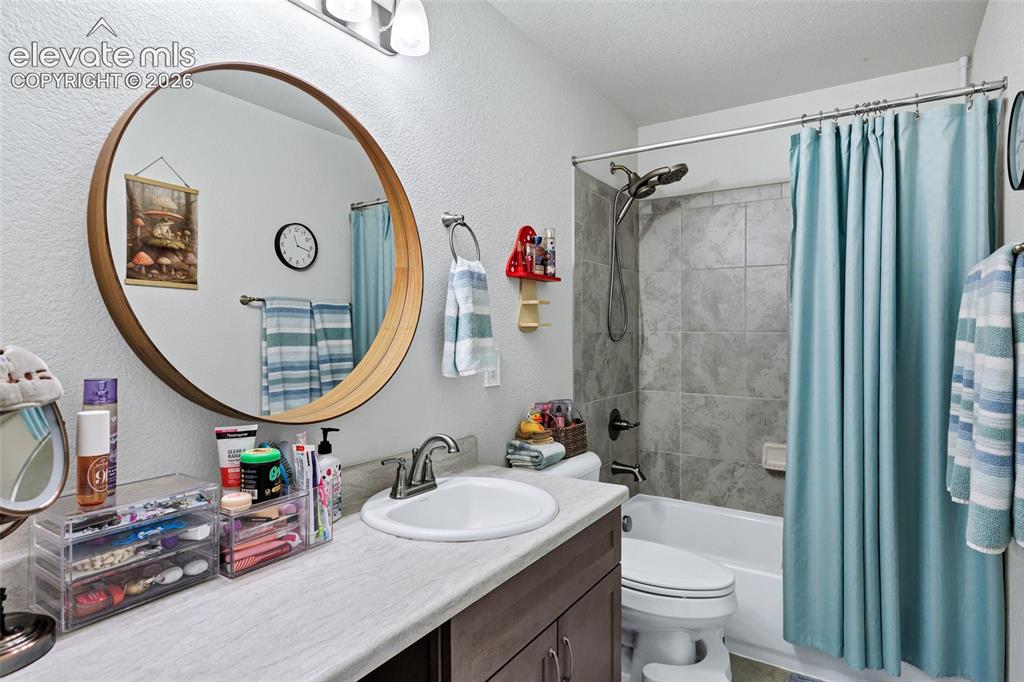 Image 19 of 38: Bathroom