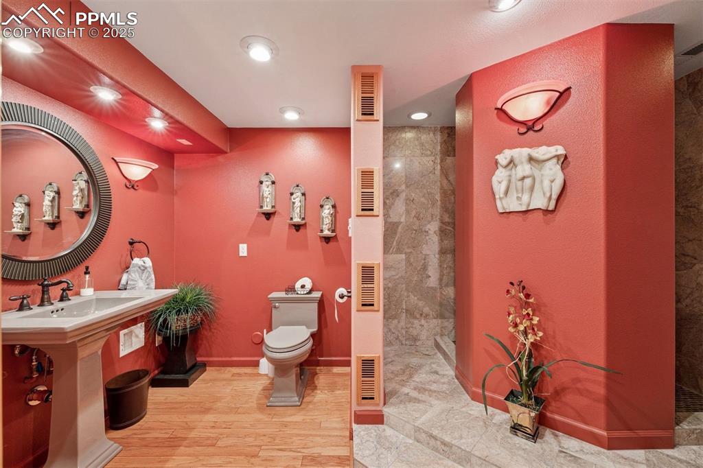 Image 36 of 45: Bathroom