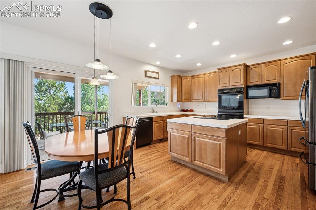 Image 9 of 45: Kitchen
