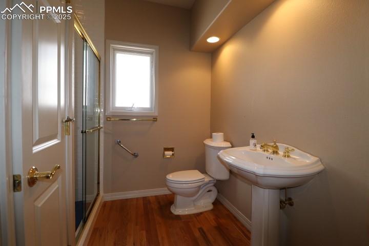 Image 23 of 44: Bathroom