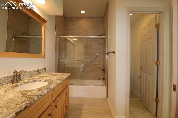 Image 31 of 44: Bathroom