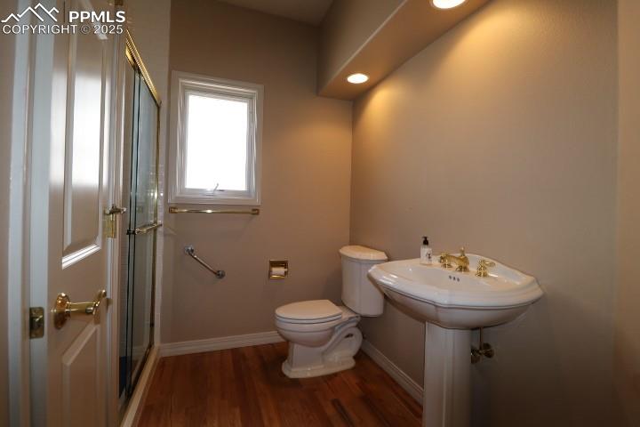 Image 37 of 44: Bathroom