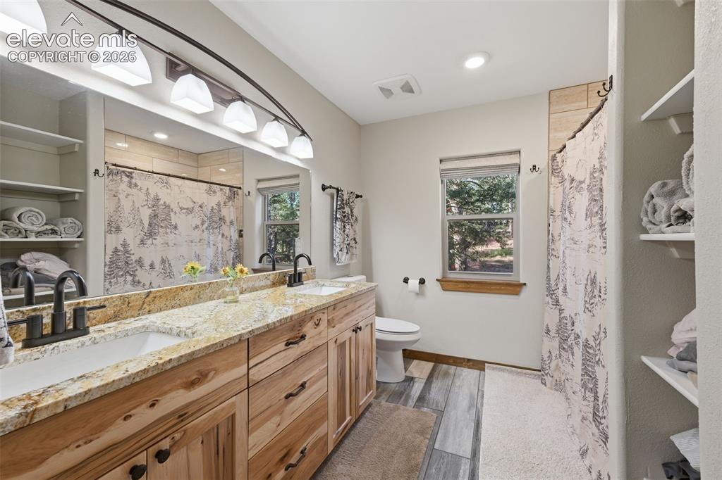 Image 17 of 40: Bathroom
