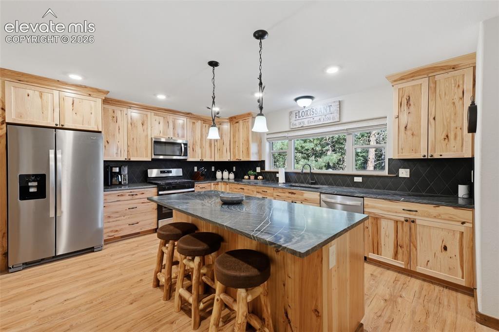 Image 7 of 40: Kitchen