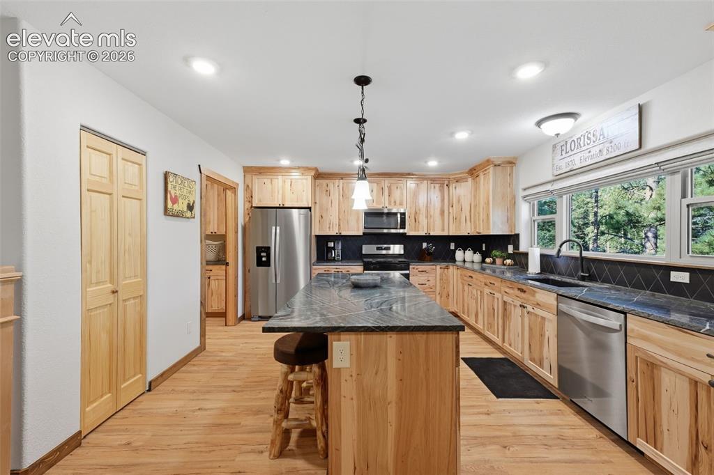 Image 9 of 40: Kitchen