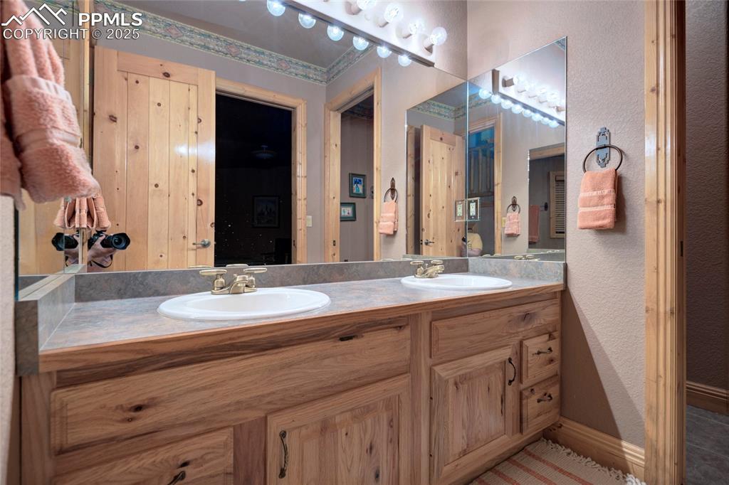 Image 22 of 35: Bathroom