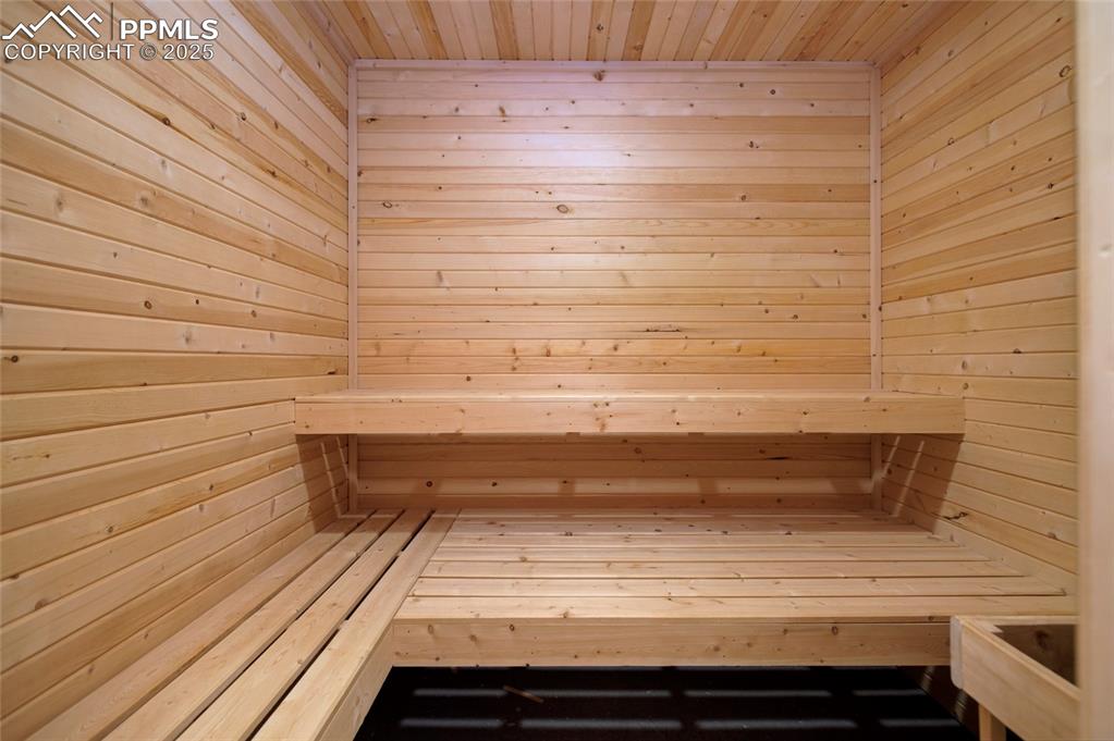 Image 24 of 35: Sauna