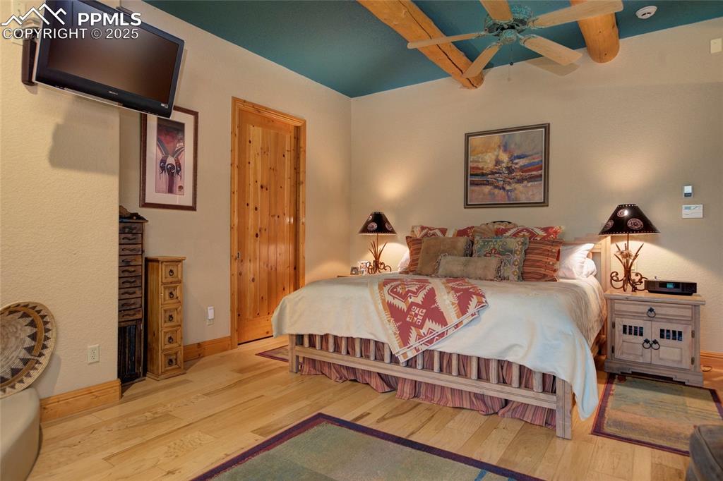 Image 27 of 35: Bedroom