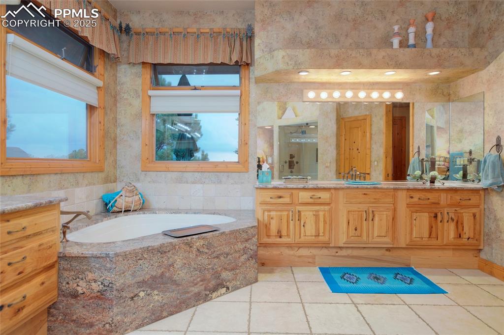 Image 28 of 35: Bathroom