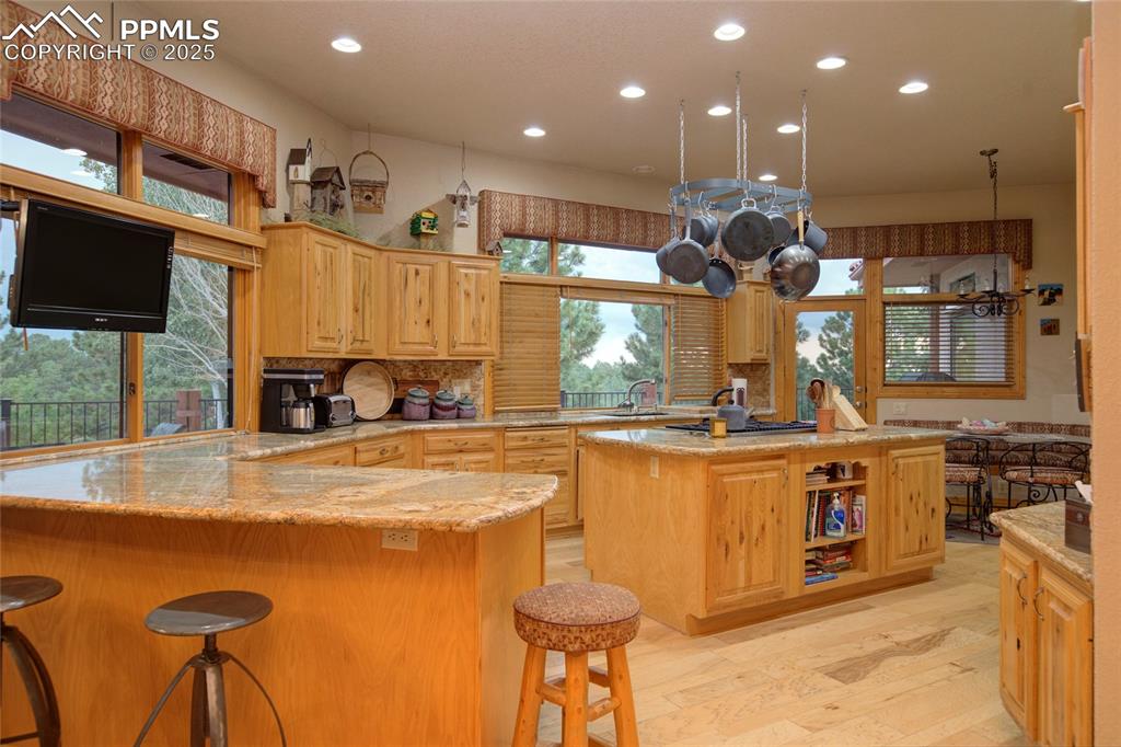 Image 7 of 35: Kitchen