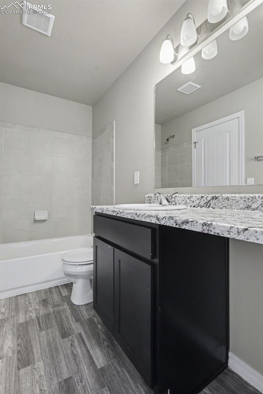 Image 28 of 43: Bathroom