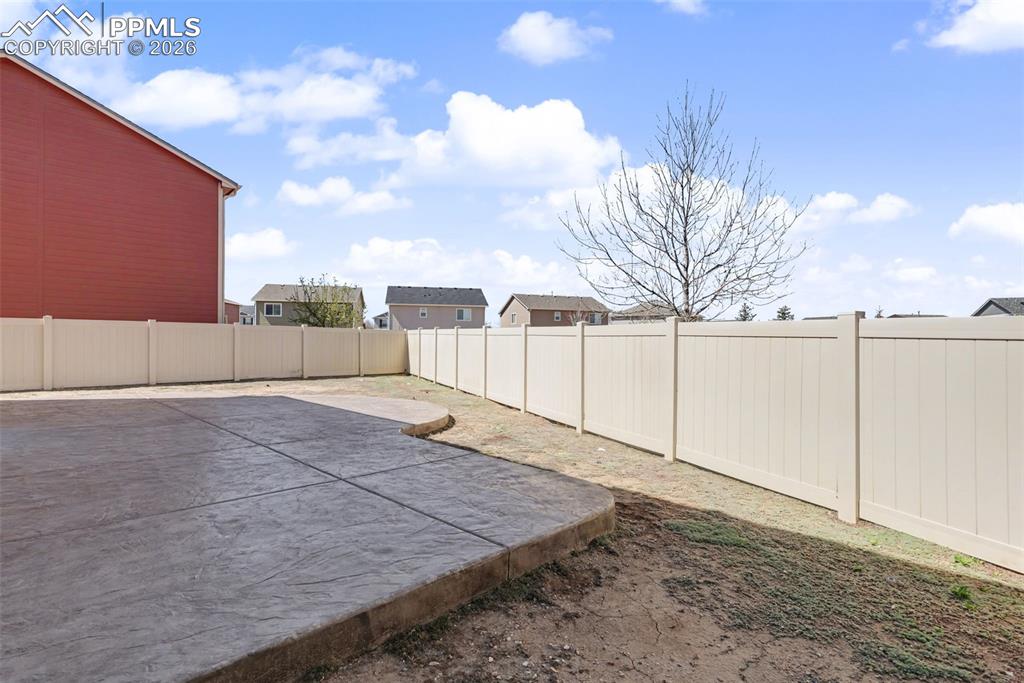 Image 34 of 43: Yard