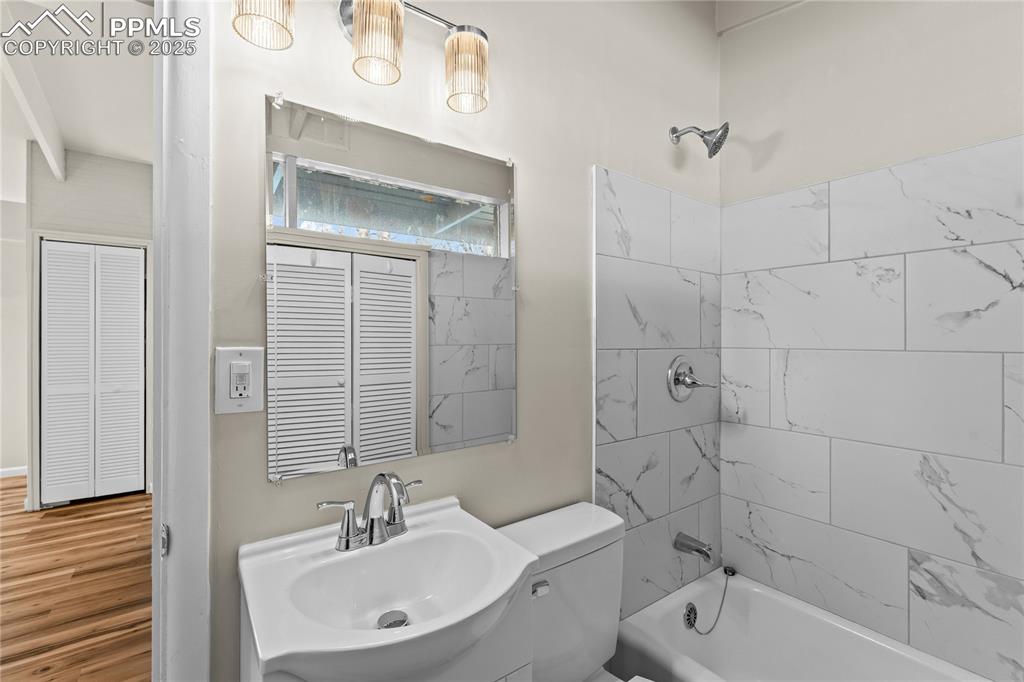 Image 12 of 23: Bathroom